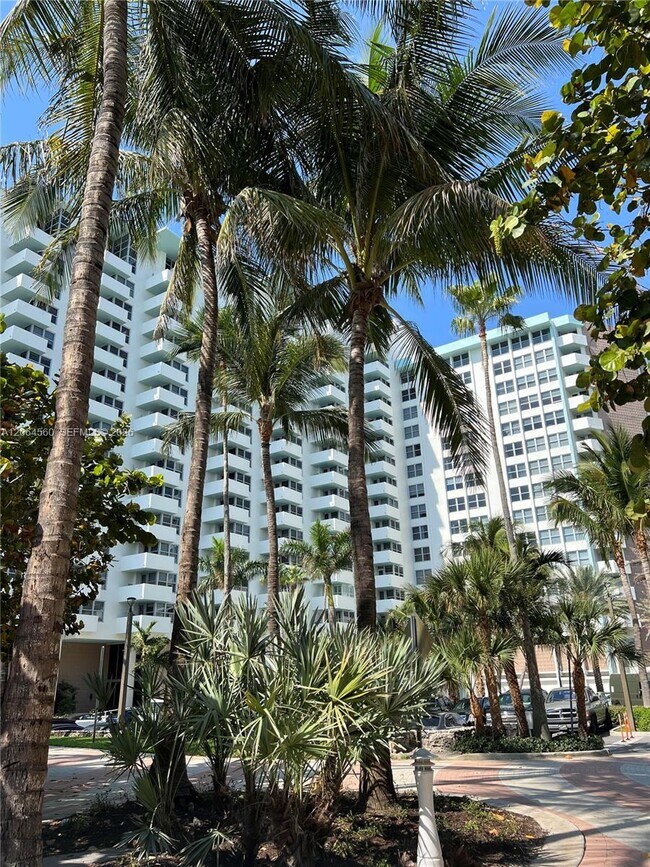 Building Photo - 2899 Collins Ave