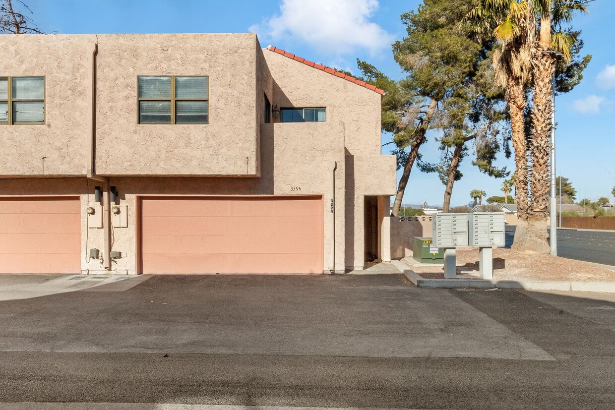 Foto principal - 3 Bedroom Townhome in East Las Vegas!