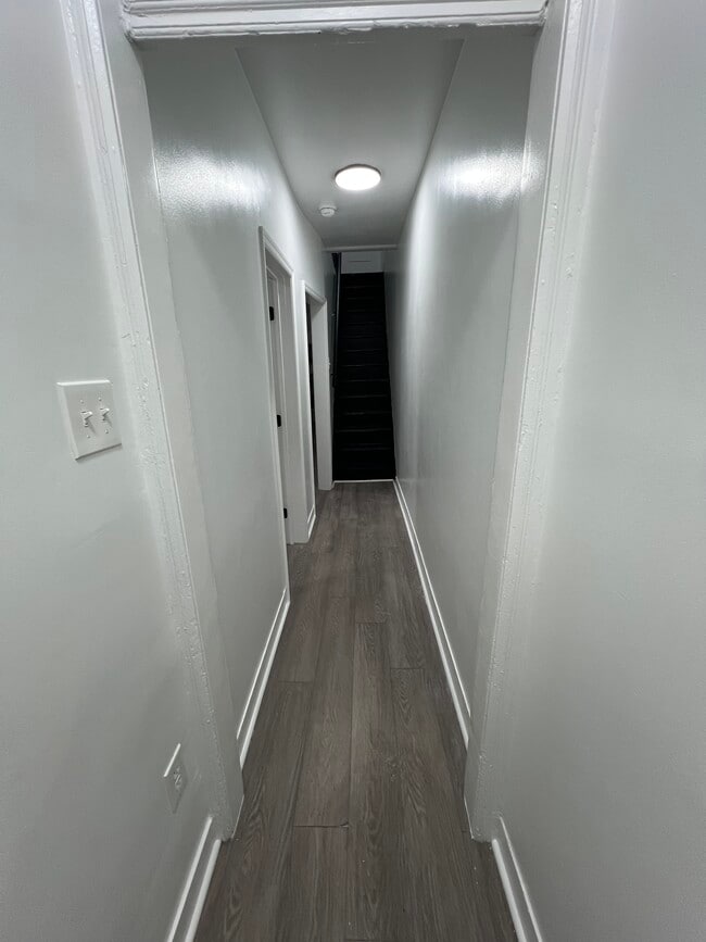 Building Photo - 225 Lloyd St