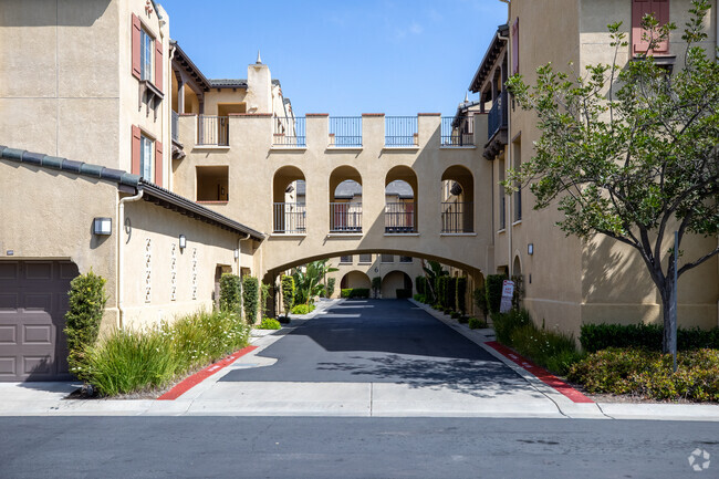 Puente peatonal - Rolling Hills Gardens Apartments