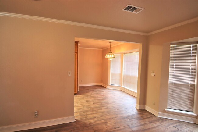Foto del edificio - 250 Sawmill Rd