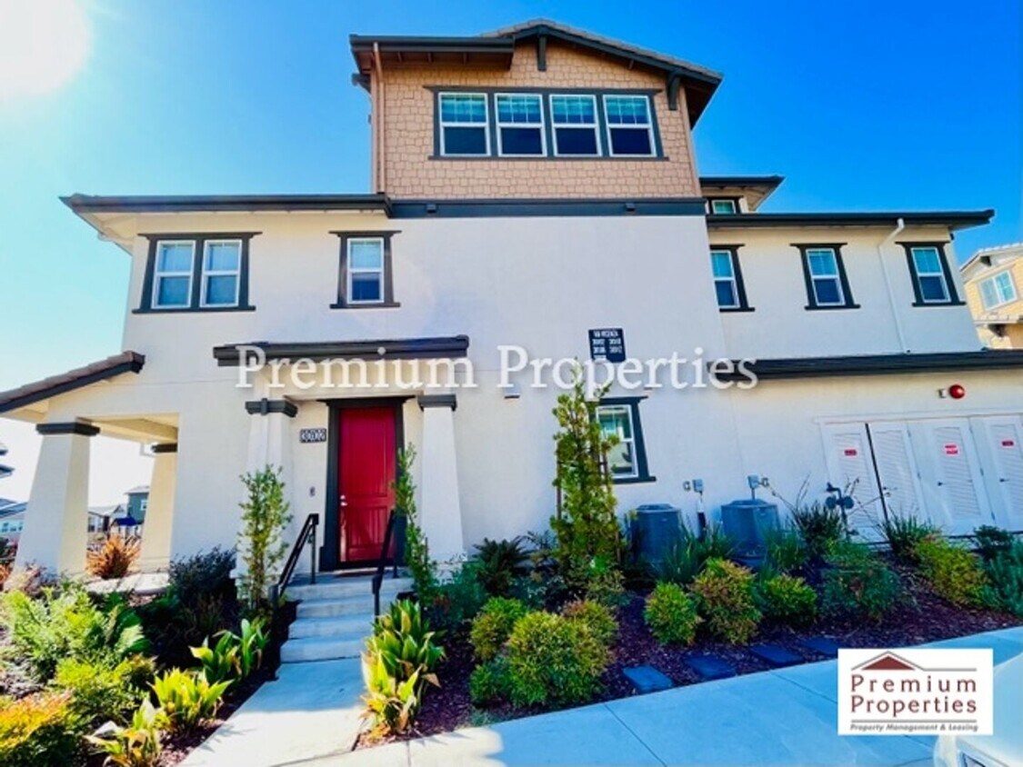 Primary Photo - Exquisite Tri-Level Corner Unit Townhouse,...
