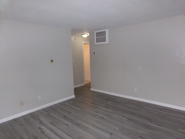 Building Photo - Completely Updated 2-bedroom 1-bath apartm...