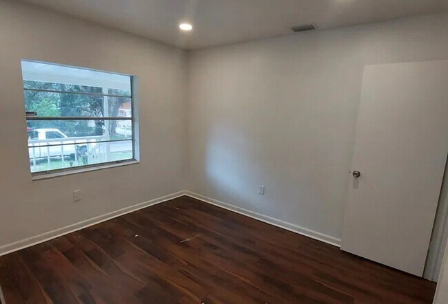 Foto del edificio - 824 Valencia Ave