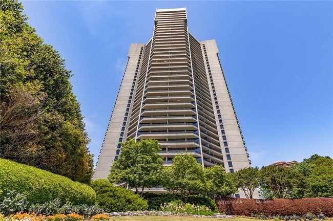 Foto del edificio - 700 Park Regency Pl NE