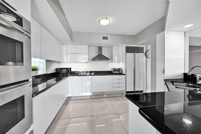 Foto del edificio - 3301 NE 183rd St
