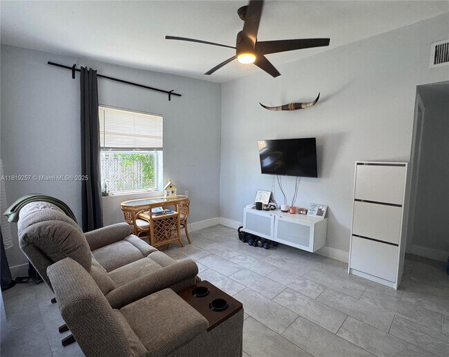 Foto del edificio - 370 NW 15th Ct