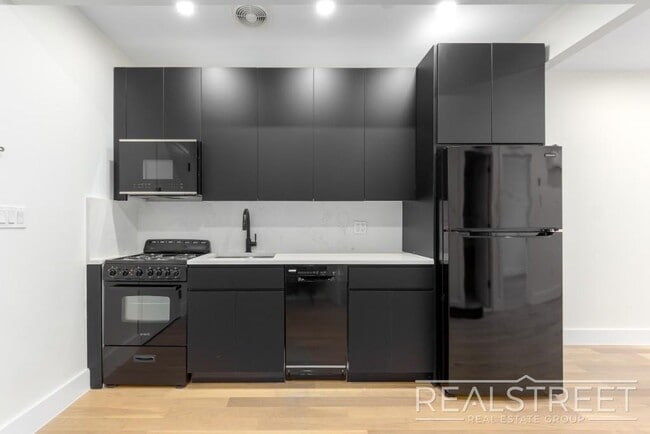 Building Photo - Brand New Penthouse 2 Bed 2 Bath in Bed St...