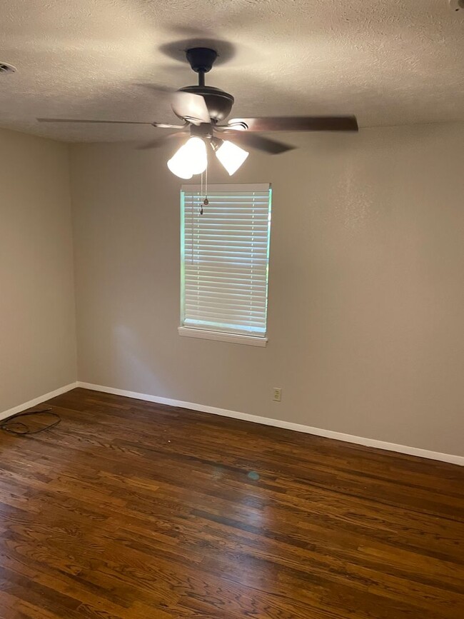 Building Photo - This 3 bedroom, 1.5 bathrooms house sits o...