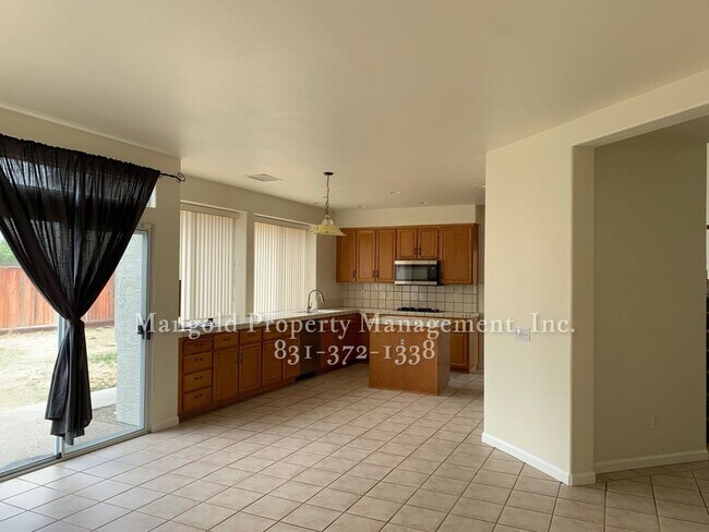 Building Photo - Spacious Home In Marina Neighborhood with ...