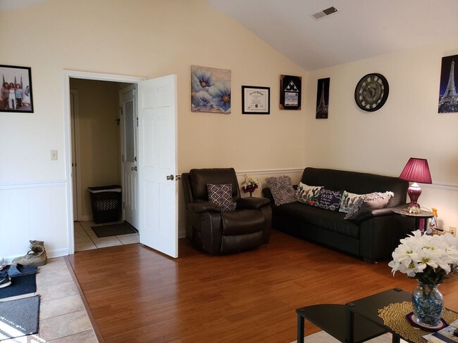 Foto del edificio - 2372 Orvis St