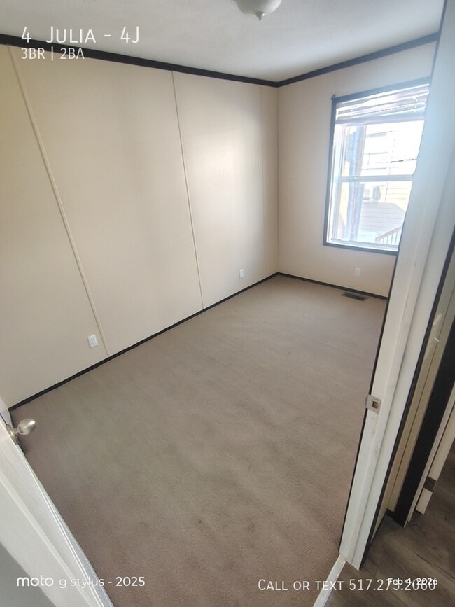 Building Photo - 4 Julia