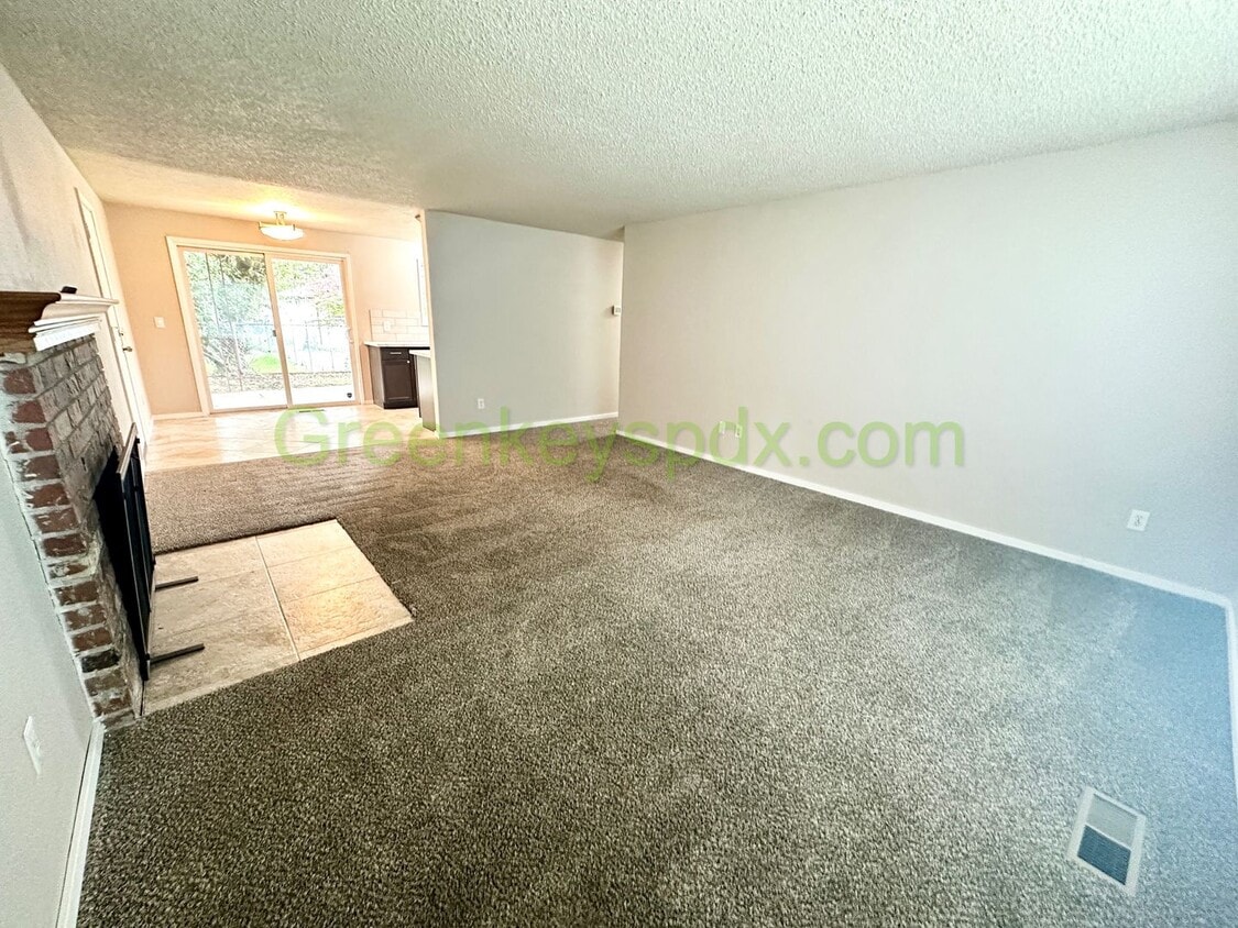 Primary Photo - Beautiful Milwaukie 3 Bedroom
