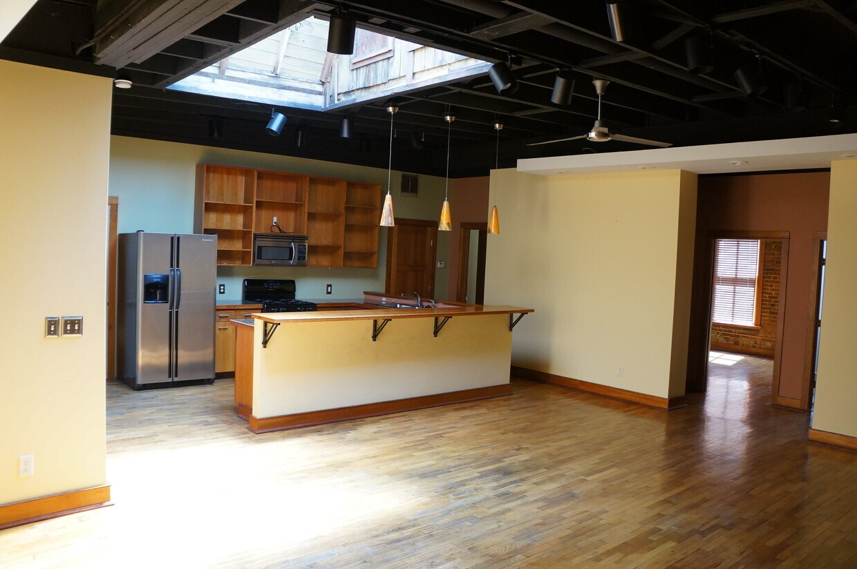 Primary Photo - 413 N Center St