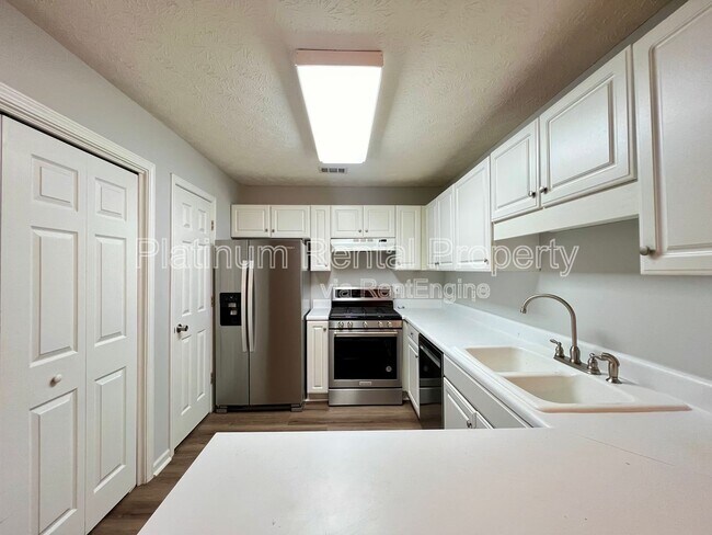 Building Photo - 725 Avening Ct