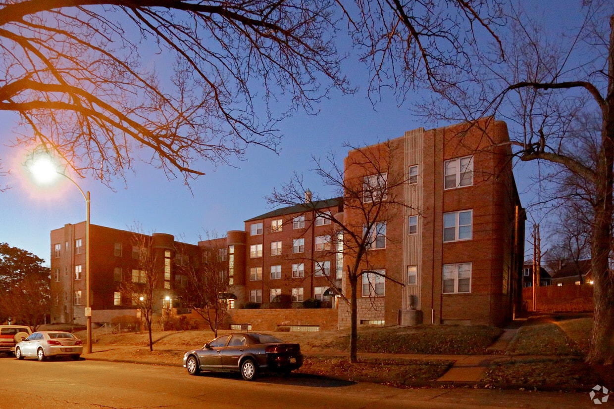 Primary Photo - Devonshire Courtyard Apartments