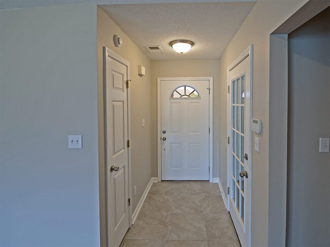Building Photo - 3 bed, 2 bath with 2 car garage near Shelb...