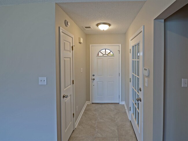 Foto del edificio - 3 bed, 2 bath with 2 car garage near Shelb...