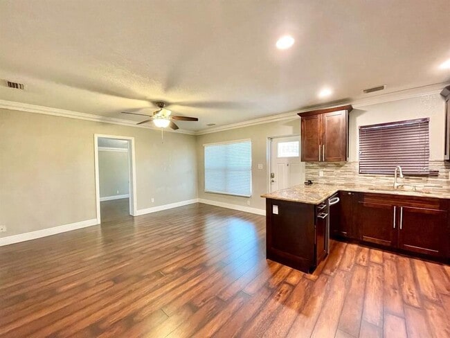 Building Photo - 909 N Excelda Ave