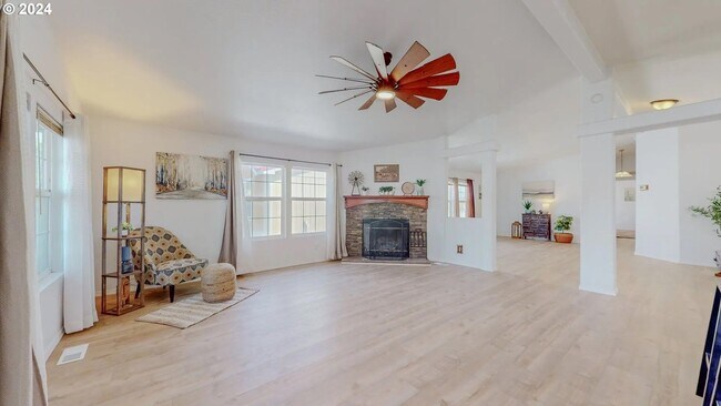 Foto del edificio - Available Now!!