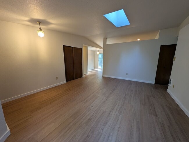 Building Photo - Manchester 3 Bedroom. Available NOW!!