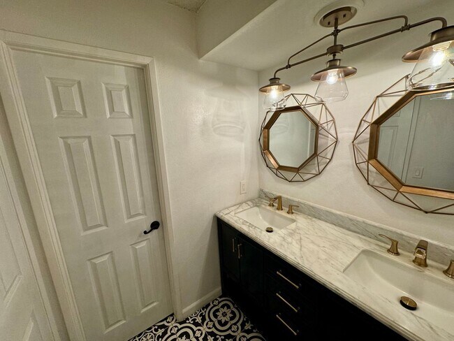 Building Photo - Beautifully Remodeled Home with Private Patio in Ontario