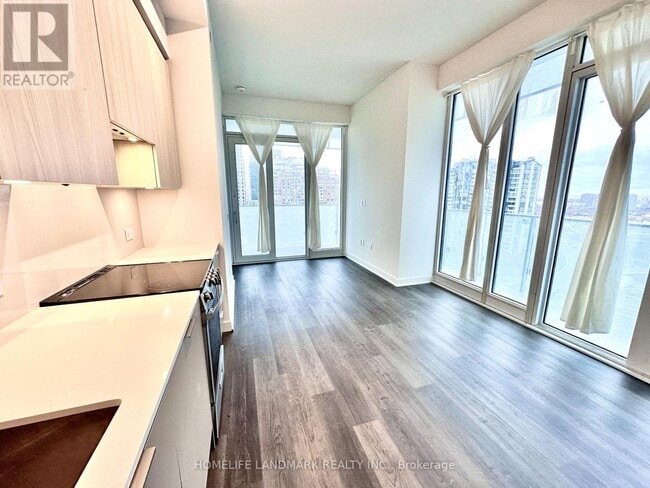 Photo du bâtiment - 3900-3900 Confederation Pkwy