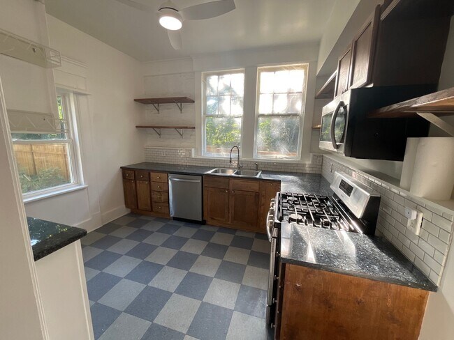 Foto del edificio - 1609-1611 Clifton Ave
