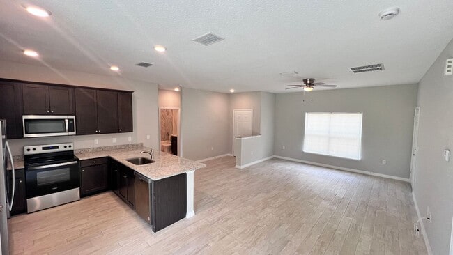 Building Photo - AWESOME 3 Bedroom / 2 Bath Home in Palm Ba...