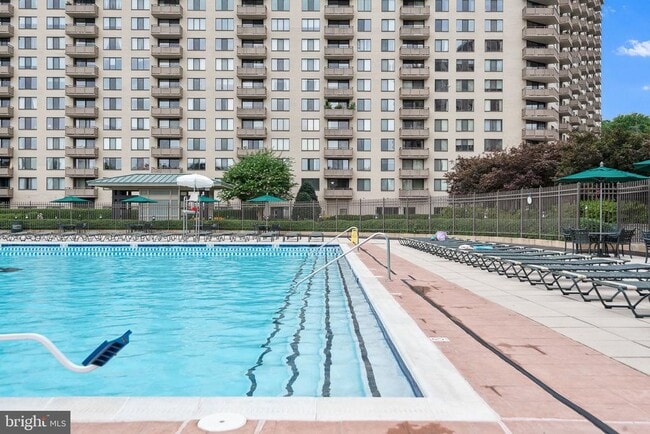 Foto del edificio - 5225 Pooks Hill Rd