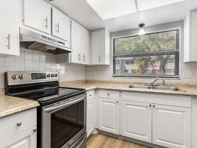 Foto del edificio - 2820 S Pines Dr