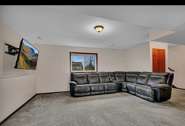 Foto del edificio - 548 11th Ave NE
