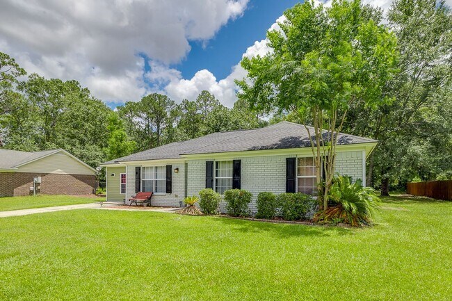 Foto del edificio - Freshly Painted 4 Bed Home on Huge Lot wit...