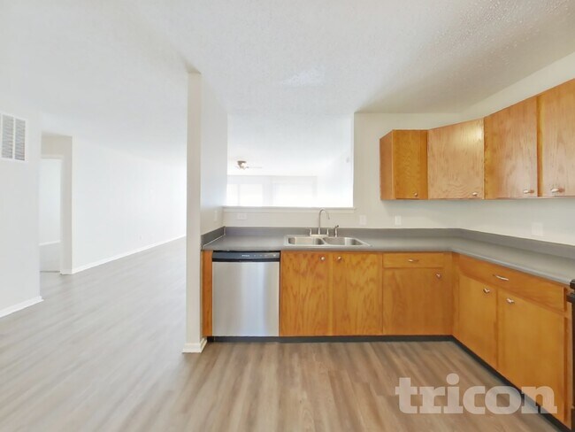 Foto del edificio - 585 Streamside Dr
