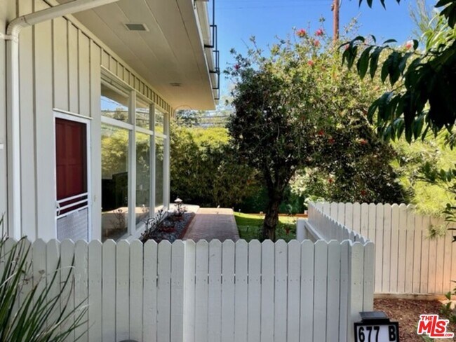 Building Photo - 677 Las Lomas Ave