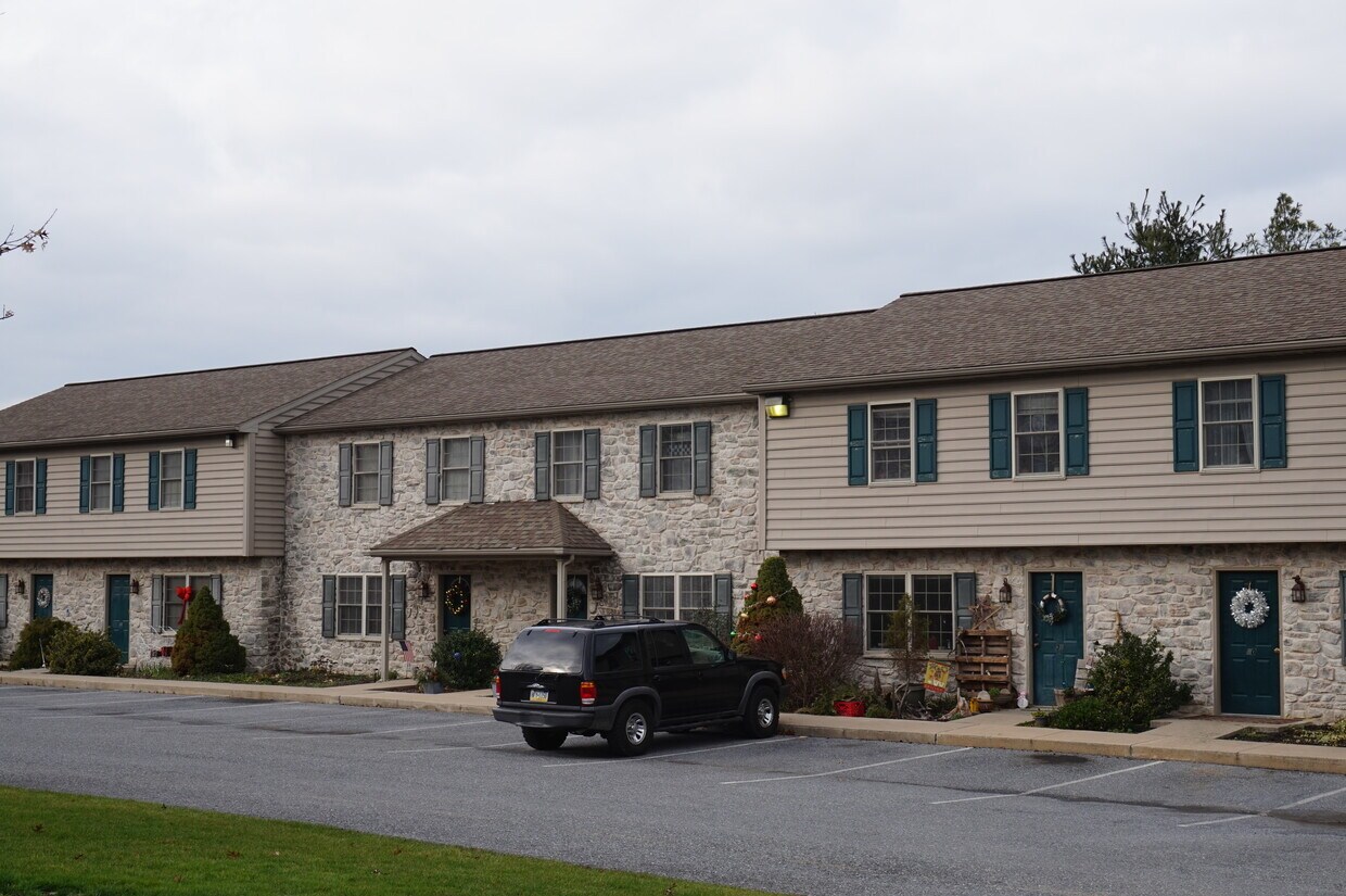 32 Nolt's Ln, LeacockLeolaBareville, PA 17540 Townhome Rentals in