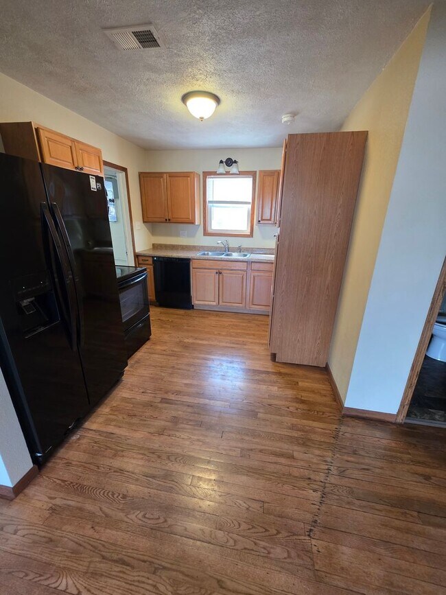 Building Photo - 3 Bed | 2 Bath | 2 Car Garage | Fully Fenced Yard