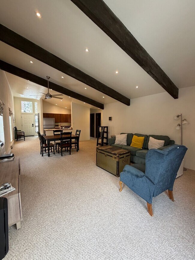 Foto del edificio - Furnished 2 Bedroom 1.5 Bath Condo on the Roaring Fork River