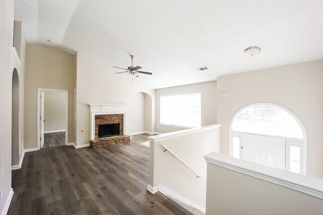 Foto del edificio - 587 Rosewood Cir