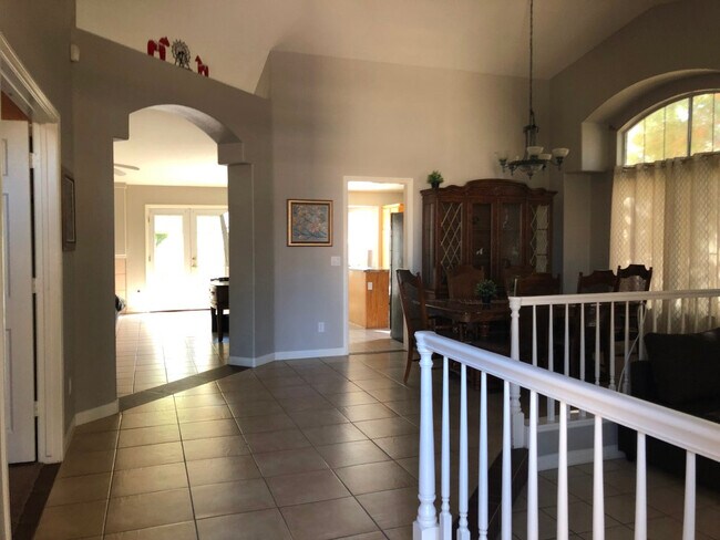 Building Photo - Well Maintained Single Story Pool Home in ...