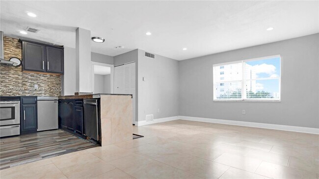 Foto del edificio - 7925 Carlyle Ave