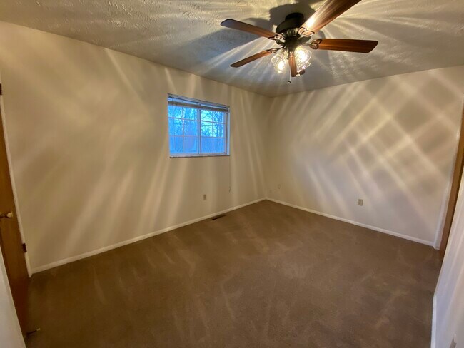 Building Photo - 5037 W Pea Ridge Rd