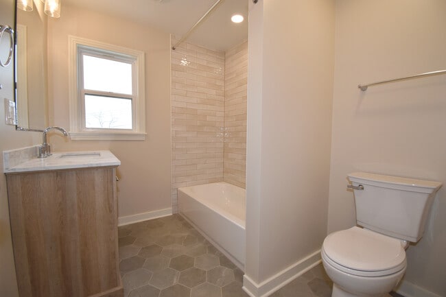 Building Photo - 1559 Orchardview Dr