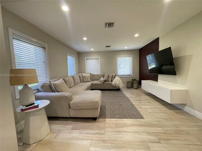 Building Photo - 557 De Leon Dr