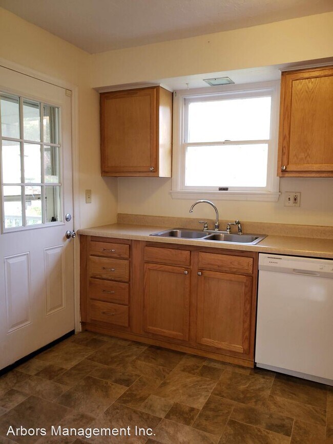 Building Photo - 3 br, 1 bath House - 557 GLENROCK DRIVE