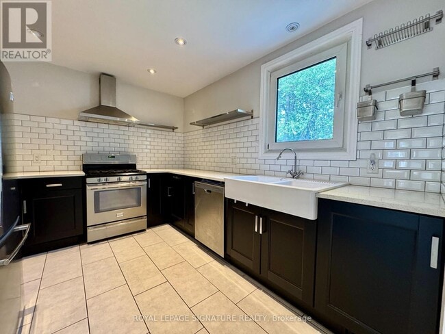 Building Photo - 282 E 18th St
