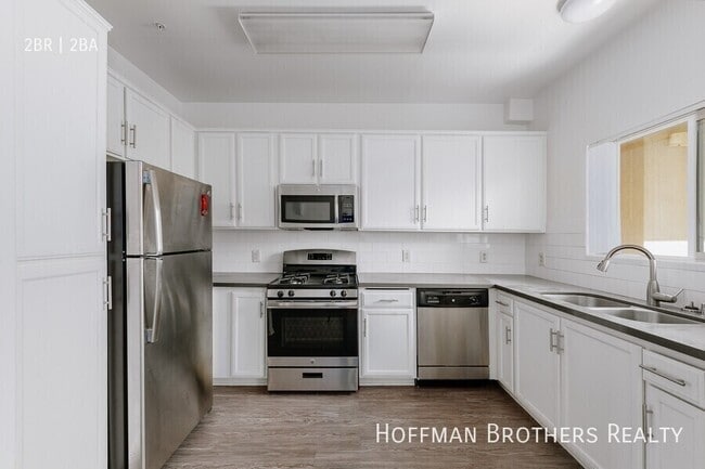 Building Photo - 253 Robinson St