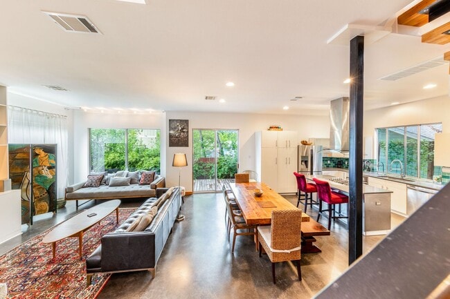 Building Photo - Gorgeous Fully Furnished Home in Brentwood - Short Term Lease  Options Available