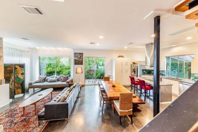 Foto del edificio - Gorgeous Fully Furnished Home in Brentwood...