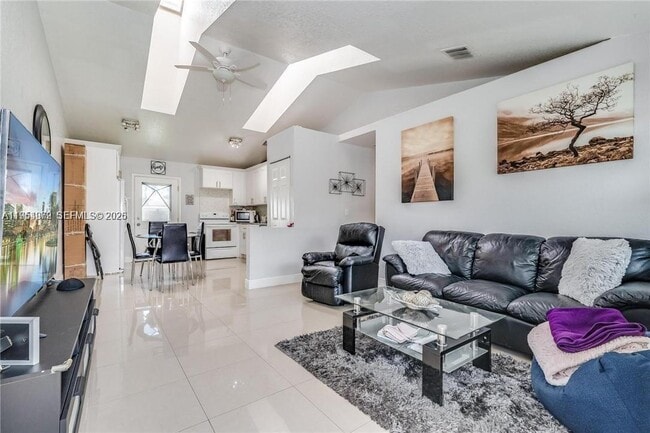 Building Photo - 4542 SW 25th Ave